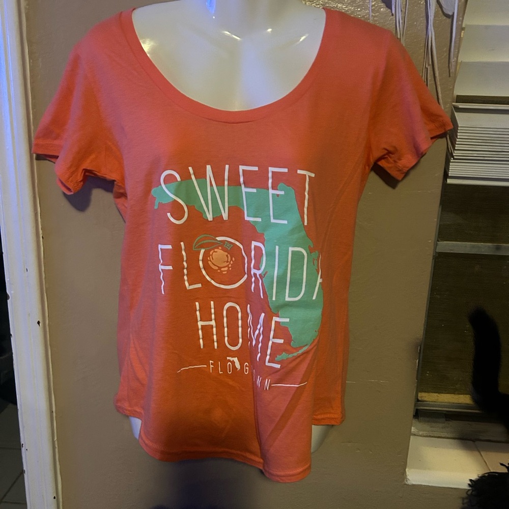 Coral Graphic Tee - Short Sleeve